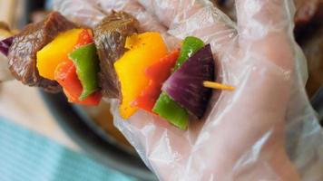 brochettes de boeuf mariné aux légumes préparés sur le gril video