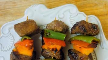 brochettes de boeuf mariné aux légumes préparés sur le gril video