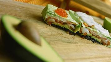 combinatie van sushi en burrito's. litchi is ook gebruikt voor nasmaak. video