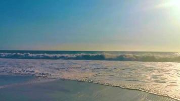 extremamente grandes ondas de surfista na praia puerto escondido méxico. video