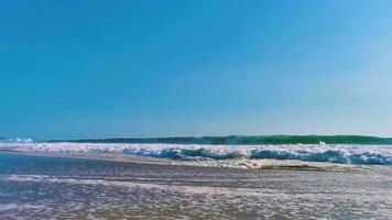 extremamente grandes ondas de surfista na praia puerto escondido méxico. video