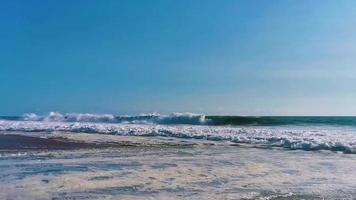 enormes olas de surfistas en la playa puerto escondido méxico. video