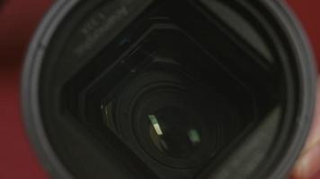 messa a fuoco lente di digitale telecamera. il lente di il telecamera. avvicinamento. telecamera messa a fuoco messa a fuoco e tiro. concetto di proffesional servizio per fotografico o regista attrezzatura video