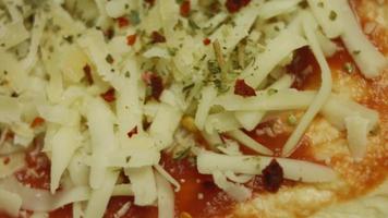 Making New York-style pizza at home video