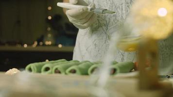 gâteau avec pâte verte, cerises acides et crème sure. il a également un ornement alimentaire et le gâteau étoile rouge video