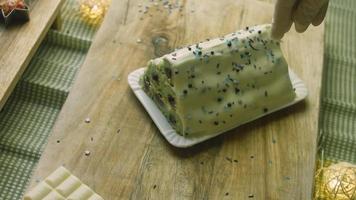 bolo com massa verde, ginjas e creme de leite. também tem enfeite de comida e o bolo estrela vermelha video