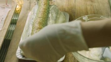 pastel con masa verde, guindas y crema agria. también tiene adorno de comida y el pastel de estrella roja video