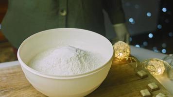 je dépose la crème sur le gâteau à l'aide d'une poche à douille. gâteau de noël avec des biscuits de pain d'épice en forme de père noël video