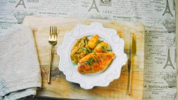 recette de poulet et légumes miel-moutarde. tournage de style rétro video