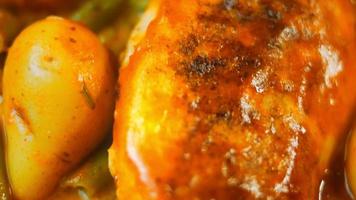Receta de pollo y verduras con miel y mostaza. filmación de estilo retro video