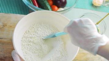 il capocuoco si diffonde il verde Impasto con un' rotolamento spillo. tortillas preparato e decorato con spinaci e barbabietole. rosso e verde tortillas video