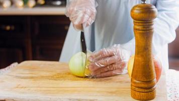 spek ingepakt varkensvlees lendenen geroosterd in appel cider recept. varkensvlees gekookt Aan een rooster pan video