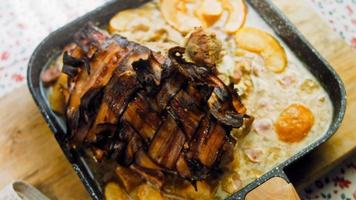 Bacon avvolto Maiale lombo arrostito nel Mela Cedro ricetta. Maiale cucinato su un' griglia padella video