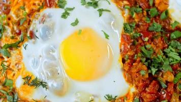 gebakken eieren in Georgisch keuken, chirbuli. eieren met tomaten stomen in de pan video