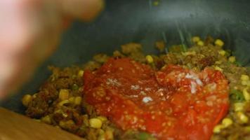 Grill tomatoes with red and green pepper. I return the fried part video