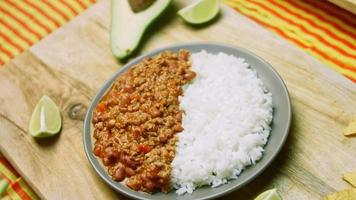 mezclar todos los ingredientes con una cuchara de madera. cocinar chili con carne, cocina mexicana video