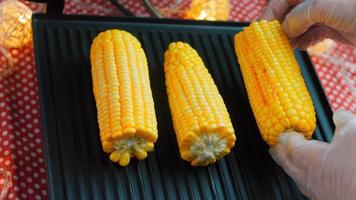 I prepare three corn plantings on the grill video