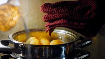 una ensalada de patata tierna con mostaza, mahonesa, cebolla roja y eneldo. mira la receta en video