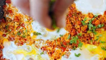 gebakken eieren in Georgisch keuken, chirbuli. eieren met tomaten stomen in de pan video