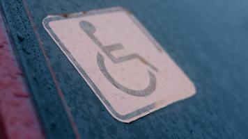 la persona discapacitada entra en el coche personal. coche para las personas con discapacidad