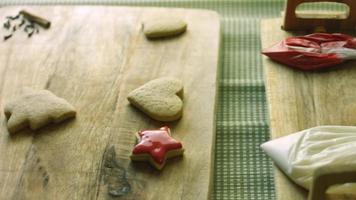 I decorate gingerbread cookies with royal icing. The BEST homemade Gingerbread Cookie video