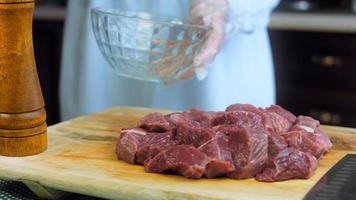 carne marinada em molho de soja em filme plástico em uma bandeja retrô. tiro macro. há bolhas de ar video