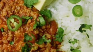 Chili con Carne mit langem Reis. aus Truthahn mit belgischem Bier. mexikanische Küche video