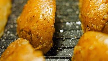 Patatas a la plancha que se derriten en la boca. freír las patatas en la sartén grill video