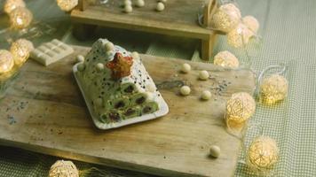 Cake with green dough, sour cherries and sour cream. It also has food ornament and the red star cake video