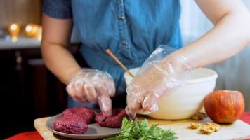 comida georgiana tradicional pkhali. a beterraba é usada para a cor roxa. a noz é usada para a decoração video