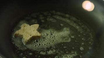 el proceso antes y después de hacer tostadas francesas árbol de navidad ambiente festivo. video