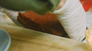 Natale torta con Pan di zenzero biscotti nel il forma di Santa claus. vacanza atmosfera con candele e luci video