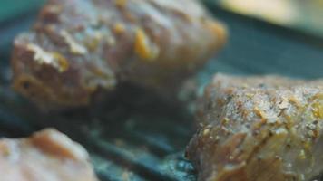 Der Küchenchef grillt Schweine- und Rindfleisch auf dem Grill video
