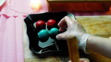 I draw lines with glaze at Mexican Sombrero cookies in three colors video