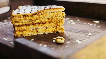 Esterhazy-Kuchen auf einem Holztablett mit Dekorationen video