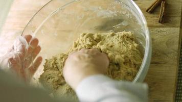 pétrir la pâte. ingrédients pour la pâte. le meilleur biscuit au pain d'épice fait maison video