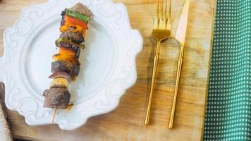 brochettes de boeuf mariné aux légumes préparés sur le gril video