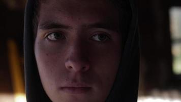 detailopname van jong Mens, tiener- jongen op zoek beducht video