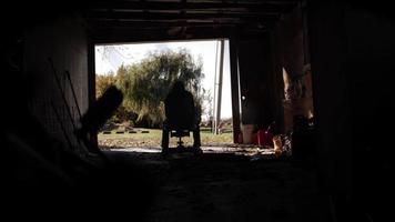 silhouette d'un jeune adolescent, homme, assis dans un garage video