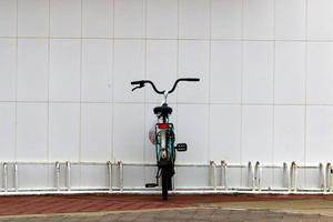 bicicleta en el parque de la ciudad cerca del mar. foto