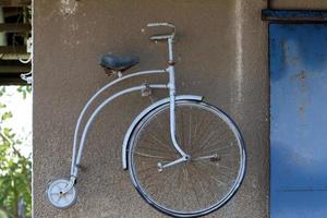 bicicleta en el parque de la ciudad cerca del mar. foto