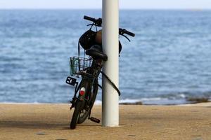 bicicleta en el parque de la ciudad cerca del mar. foto