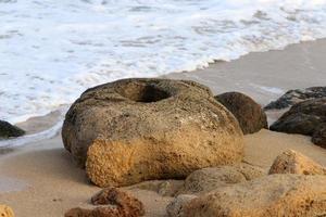 piedras en la orilla del mar mediterráneo. foto