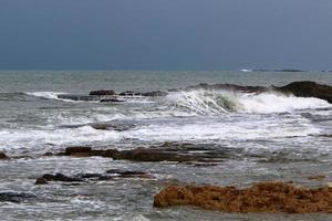 costa del mar mediterráneo en el norte de israel. foto