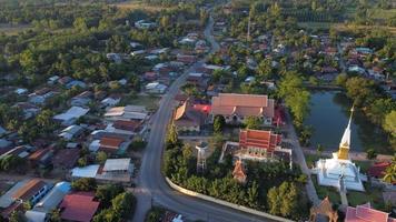 vista aérea del templo en tailandia foto