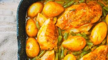 senape al miele pollo e verdure ricetta. retrò stile le riprese video