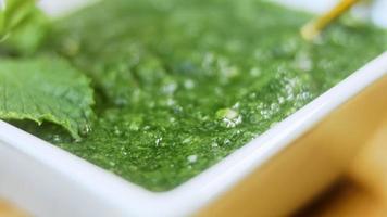 verde adjika preparato a partire dal menta e caldo Pepe. tradizionale georgiano cucina video