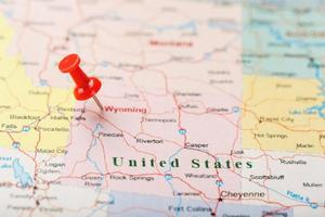 aguja clerical roja en un mapa de estados unidos, wyoming y la capital cheyenne. Cerrar mapa de Wyoming con tachuela roja foto