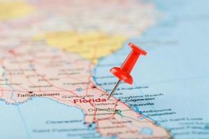 aguja clerical roja en un mapa de estados unidos, el sur de florida y la capital tallahassee. Cerrar mapa del sur de Florida con tachuela roja foto