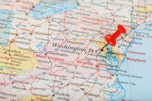 aguja clerical roja en el mapa de estados unidos, south washington, dc y la capital de richmond. Cerrar mapa de dc con tachuela roja foto
